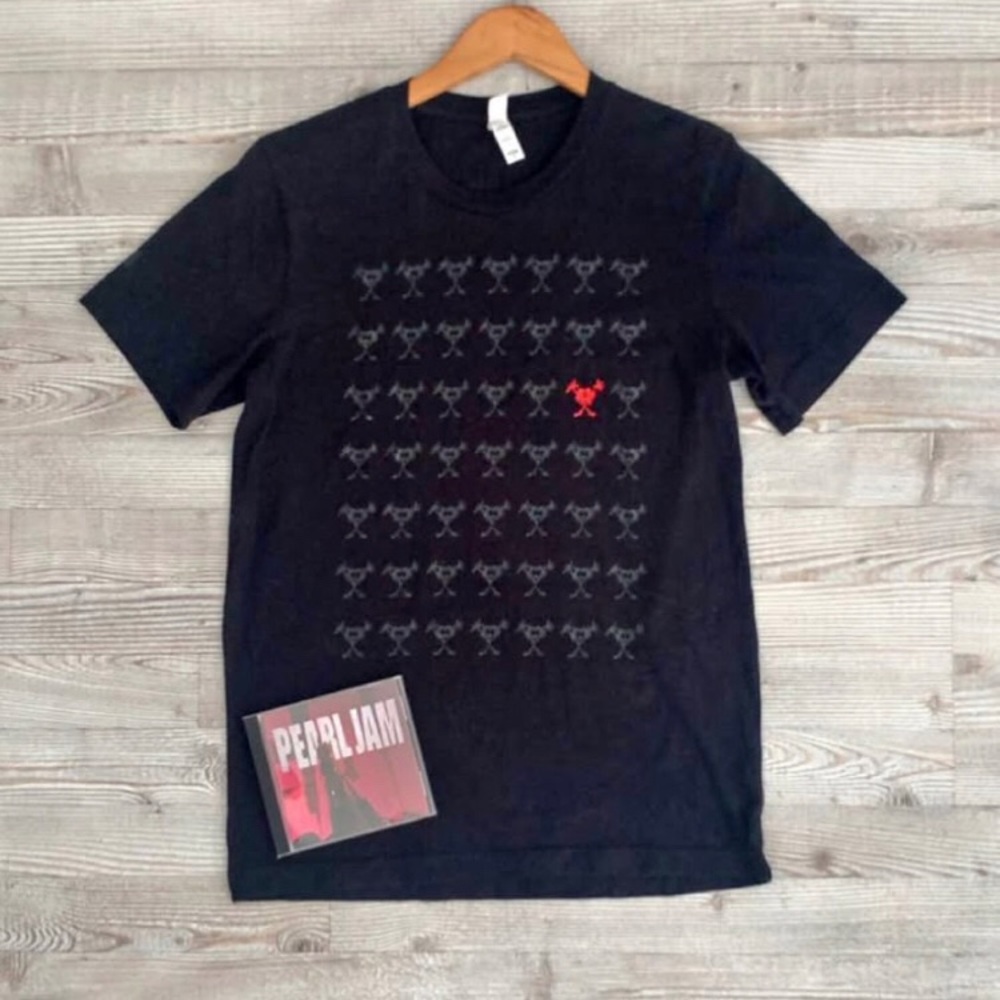Pearl Jam Fan Club T-Shirt (Medium) + CD Bundle
